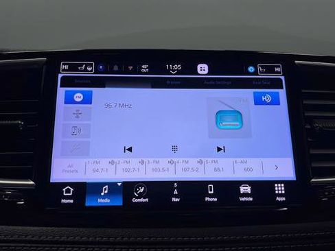Used 2023 Chrysler Pacifica Limited w/ Uconnect Theater Family Group FWD image 30
