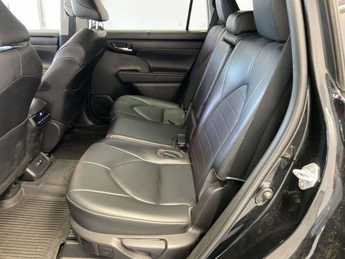 Used 2020 Toyota Highlander XLE image 15