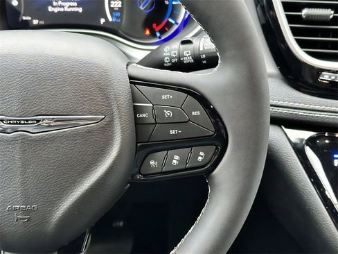 New 2022 Chrysler Pacifica Touring-L w/ S Appearance Package image 10