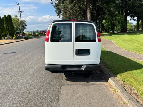 Used 2009 GMC Savana 3500 RWD image 4