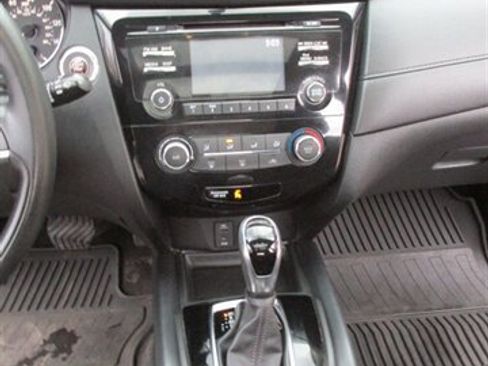 Used 2017 Nissan Rogue SV AWD/4WD image 22