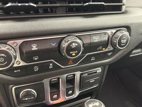 Used 2024 Jeep Wrangler Sport AWD/4WD image 19