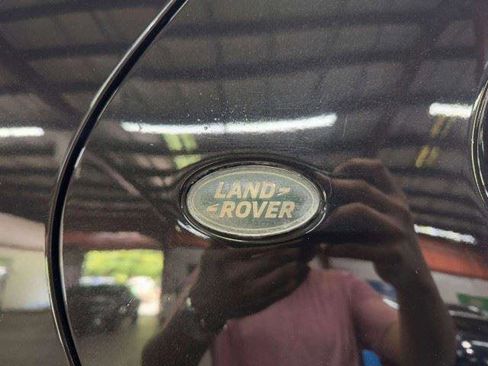 Used 2017 Land Rover Discovery HSE AWD/4WD image 16