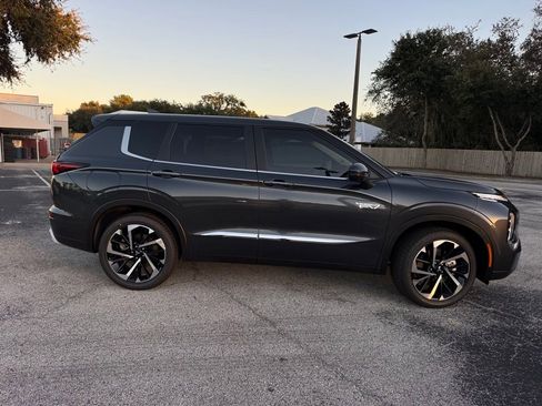 New 2025 Mitsubishi Outlander SE image 9