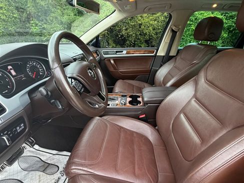 Used 2012 Volkswagen Touareg TDI AWD/4WD image 19