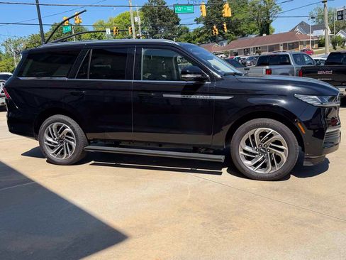 Used 2025 Lincoln Navigator Reserve AWD/4WD image 6