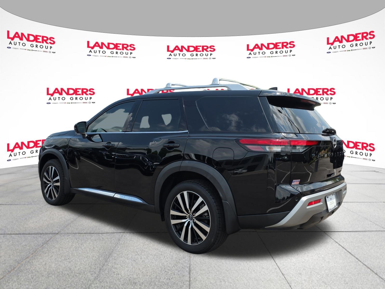 Used 2023 Nissan Pathfinder Platinum w/ Black Appearance Package FWD image 5