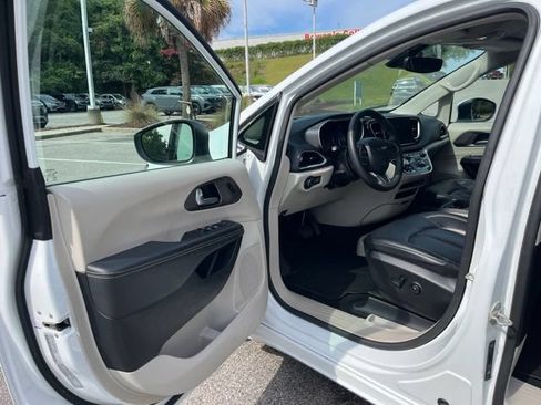 Used 2023 Chrysler Pacifica Touring-L FWD image 4