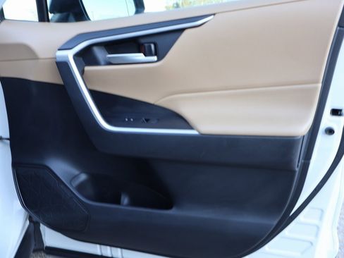 Used 2021 Toyota RAV4 XLE w/ Convenience Package image 9