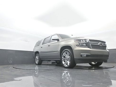 Used 2019 Chevrolet Suburban Premier w/ Premier Plus Edition image 29