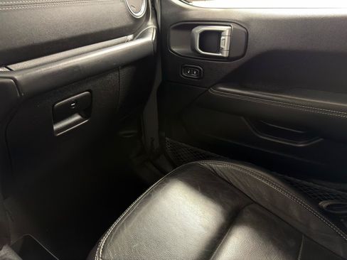 Used 2019 Jeep Wrangler Unlimited Sahara w/ Uconnect 4C Nav & Sound Group AWD/4WD image 24