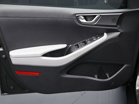 Used 2022 Hyundai Ioniq SE FWD image 9