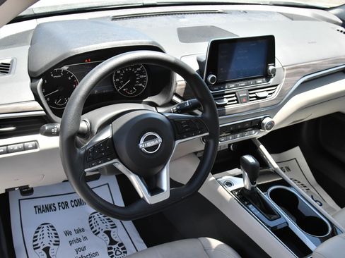 Used 2024 Nissan Altima 2.5 SV FWD image 14