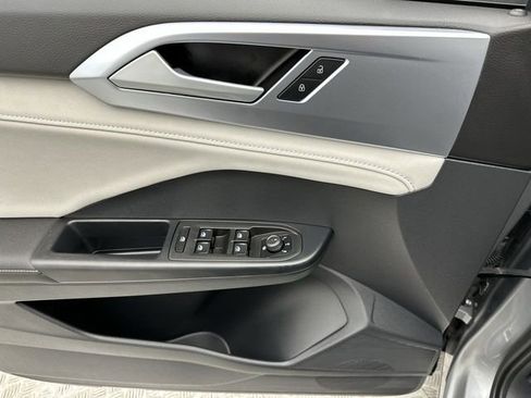 Certified 2025 Volkswagen Taos SE image 15