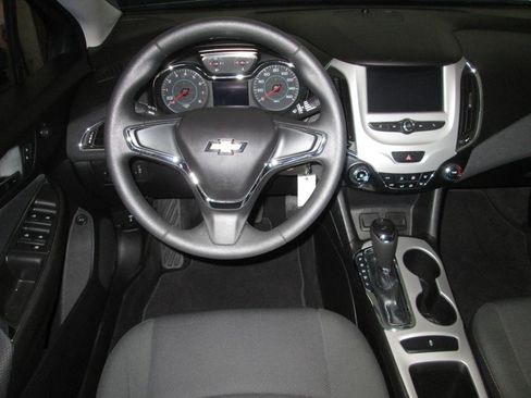 Used 2018 Chevrolet Cruze LS image 27