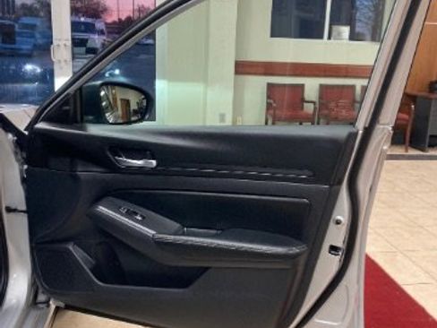 Used 2025 Nissan Altima 2.5 SV image 13