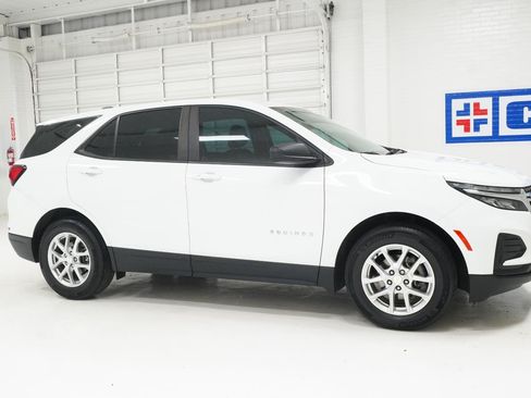 Used 2023 Chevrolet Equinox LS w/ Driver Confidence II Package FWD image 4