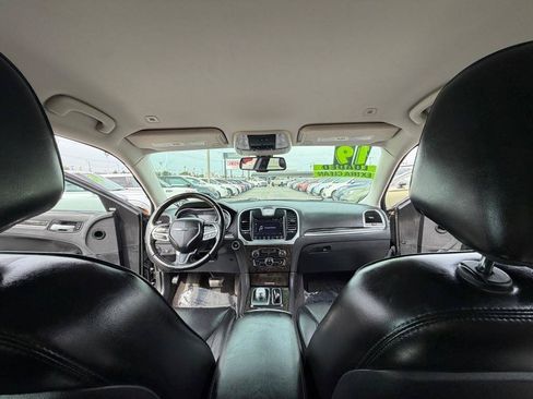 Used 2019 Chrysler 300 Limited RWD image 19