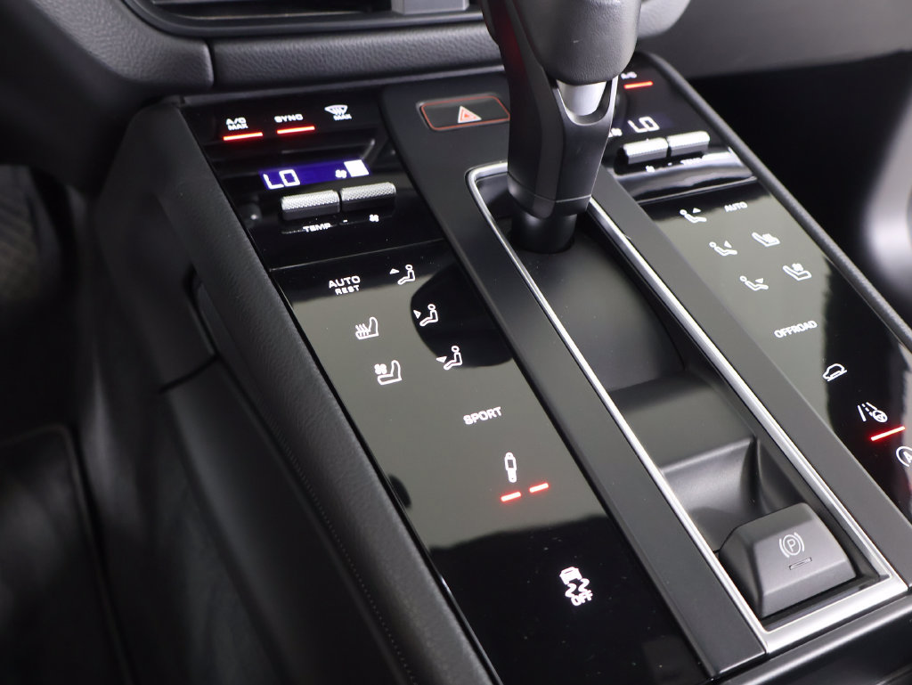 Certified 2023 Porsche Macan S AWD/4WD image 16