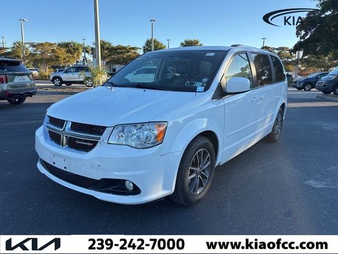 Used 2017 Dodge Grand Caravan SXT image 2