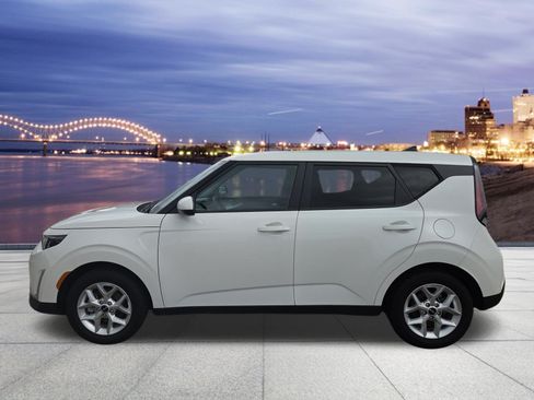 Used 2024 Kia Soul LX w/ LX Technology Package FWD image 2