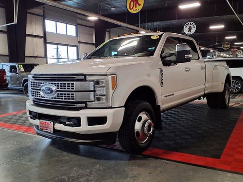 Used 2019 Ford F350 Platinum w/ Platinum Ultimate Package image 3