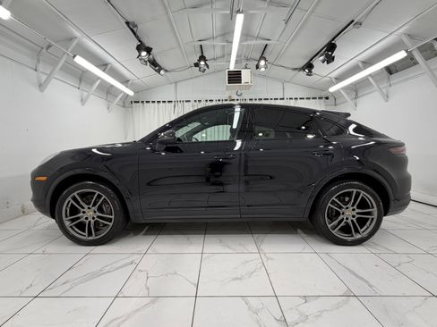 Used 2022 Porsche Cayenne Platinum Edition AWD/4WD image 2