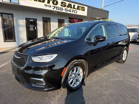 Used 2024 Chrysler Pacifica Touring-L FWD image 2