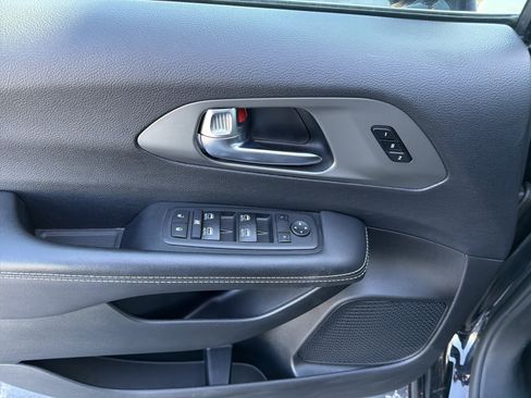 Used 2025 Chrysler Pacifica Select FWD image 24