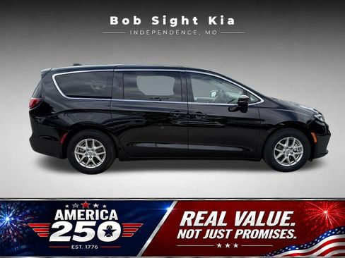 Used 2024 Chrysler Pacifica Touring-L FWD image 14