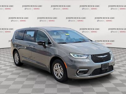 Used 2025 Chrysler Pacifica Select