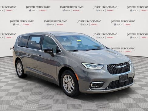 Used 2025 Chrysler Pacifica Select FWD image 1