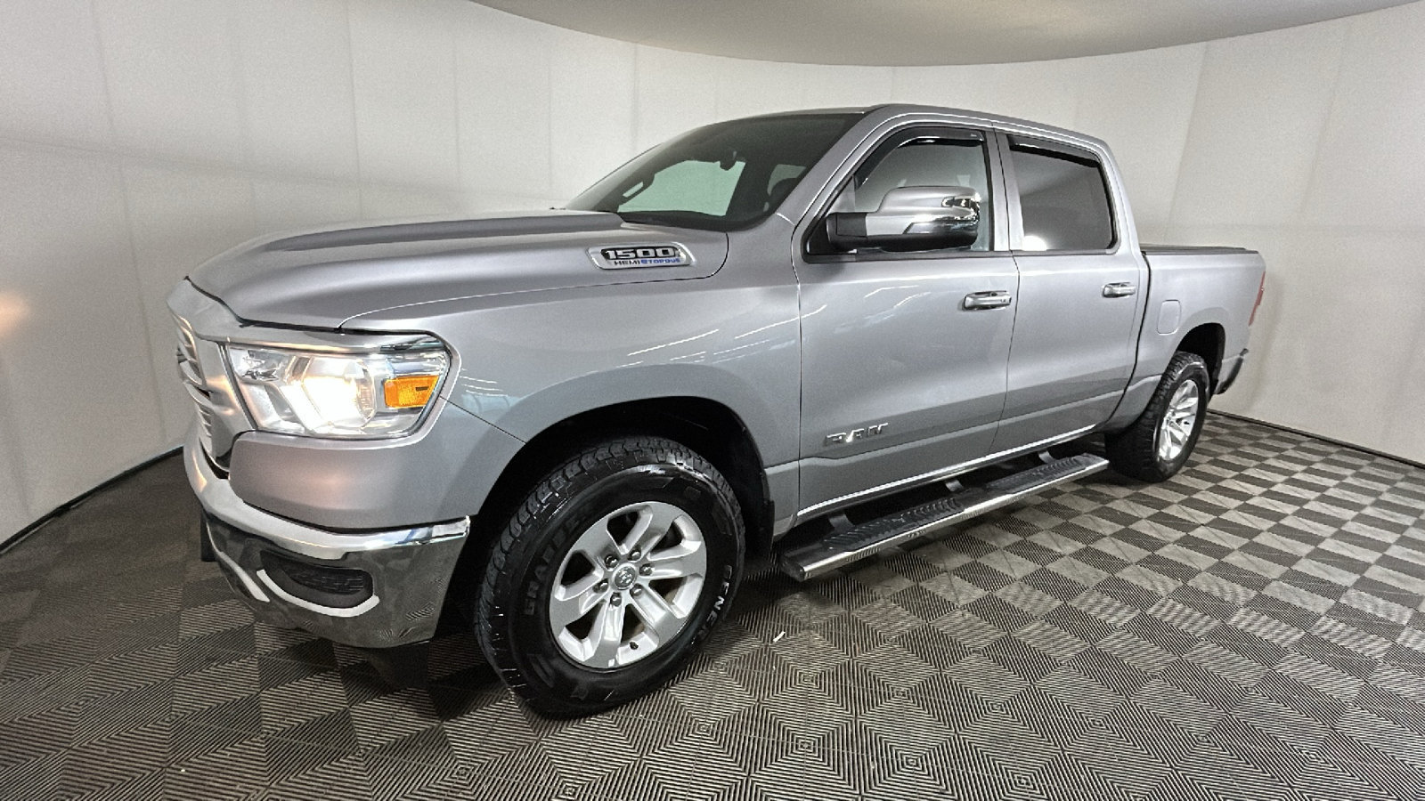 Used 2024 RAM 1500 Laramie AWD/4WD image 8