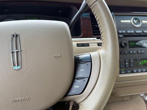 Used 2006 Lincoln Town Car Signature image 15