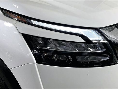 Certified 2025 Nissan Pathfinder SL image 40