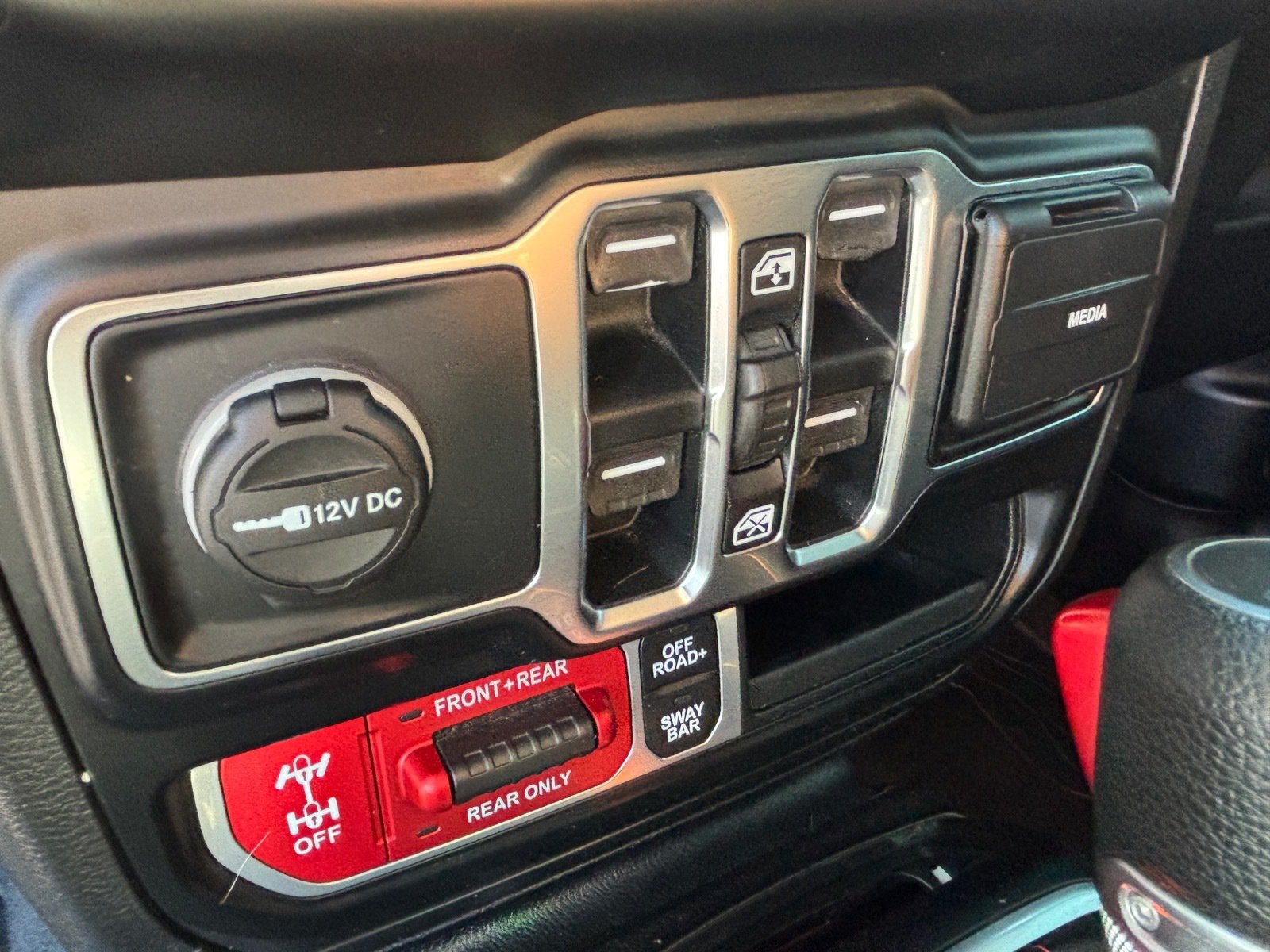 Used 2020 Jeep Gladiator Rubicon w/ Safety Group AWD/4WD image 15