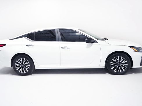 Used 2025 Nissan Altima 2.5 SV FWD image 3