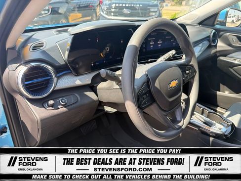 Used 2025 Chevrolet Trax LT FWD image 20
