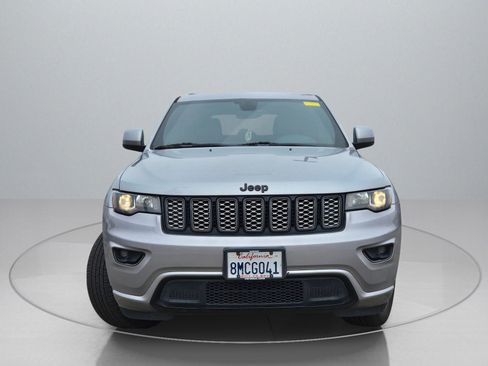 Used 2017 Jeep Grand Cherokee Altitude image 2