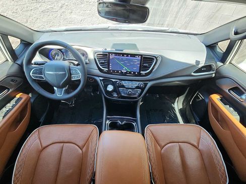Used 2024 Chrysler Pacifica Pinnacle FWD image 14