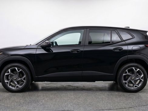 Used 2025 Chevrolet Trax LT FWD image 5