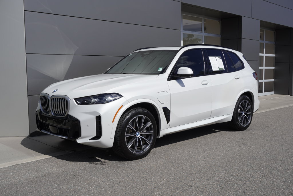 Used 2024 BMW X5 xDrive50e w/ M Sport Package AWD/4WD image 3