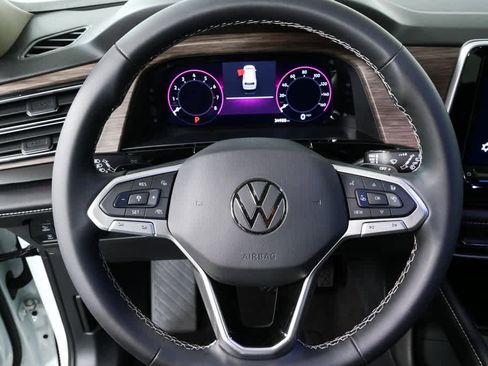 Used 2024 Volkswagen Atlas SEL AWD/4WD image 11