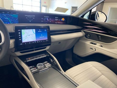 Used 2026 Lincoln Nautilus Reserve image 12