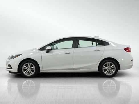 Used 2017 Chevrolet Cruze LT w/ Convenience Package FWD image 2