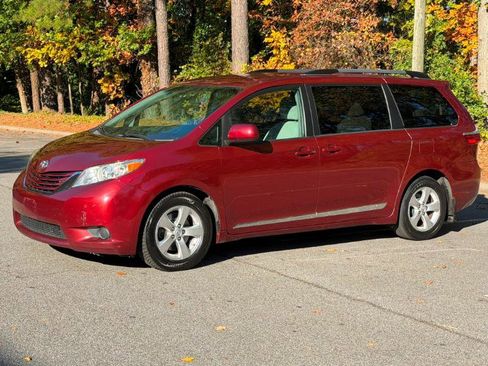Used 2016 Toyota Sienna LE image 7