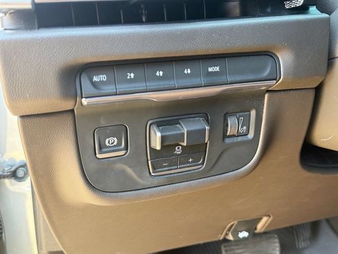 Used 2025 Cadillac Escalade Premium Luxury AWD/4WD image 19