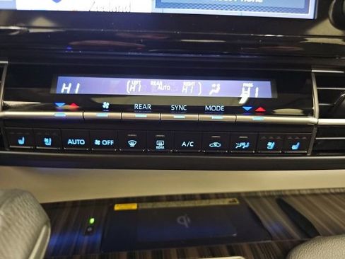 Used 2024 Toyota Sienna Limited image 25