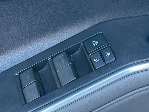 Used 2022 Toyota Highlander XLE AWD/4WD image 14