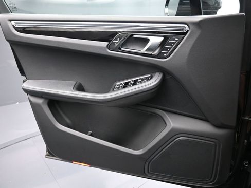 Certified 2025 Porsche Macan image 21